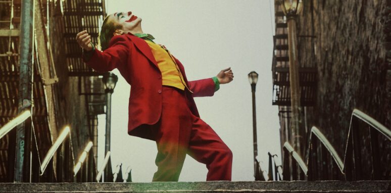 2019年映画『ジョーカー』で階段上で踊るアーサー・フレックの名シーン