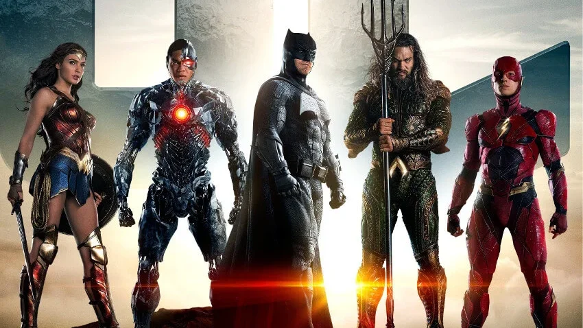 映画『ジャスティス・リーグ』のメンバー5人が「UNITE」の文字の前に並ぶ公式ポスター（DC映画一覧セクション用）