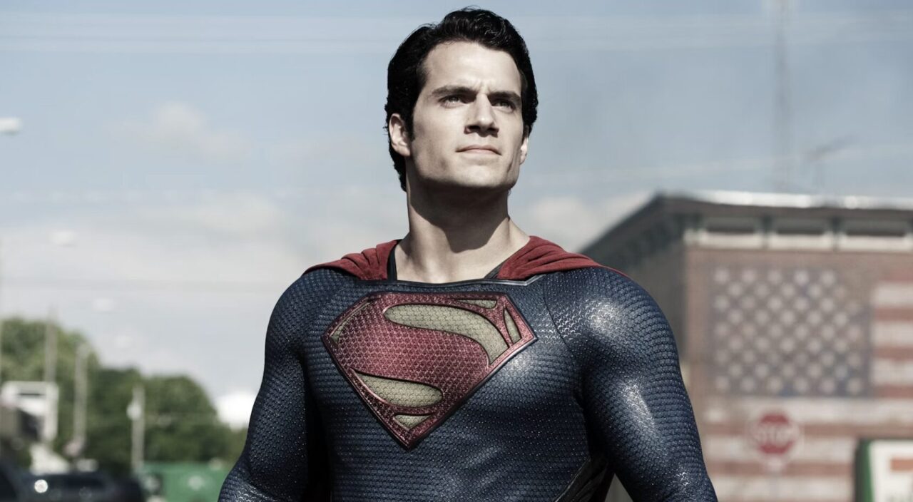『マン・オブ・スティール』でスーパーマンが胸のSマークを見せて立っている公式ビジュアル