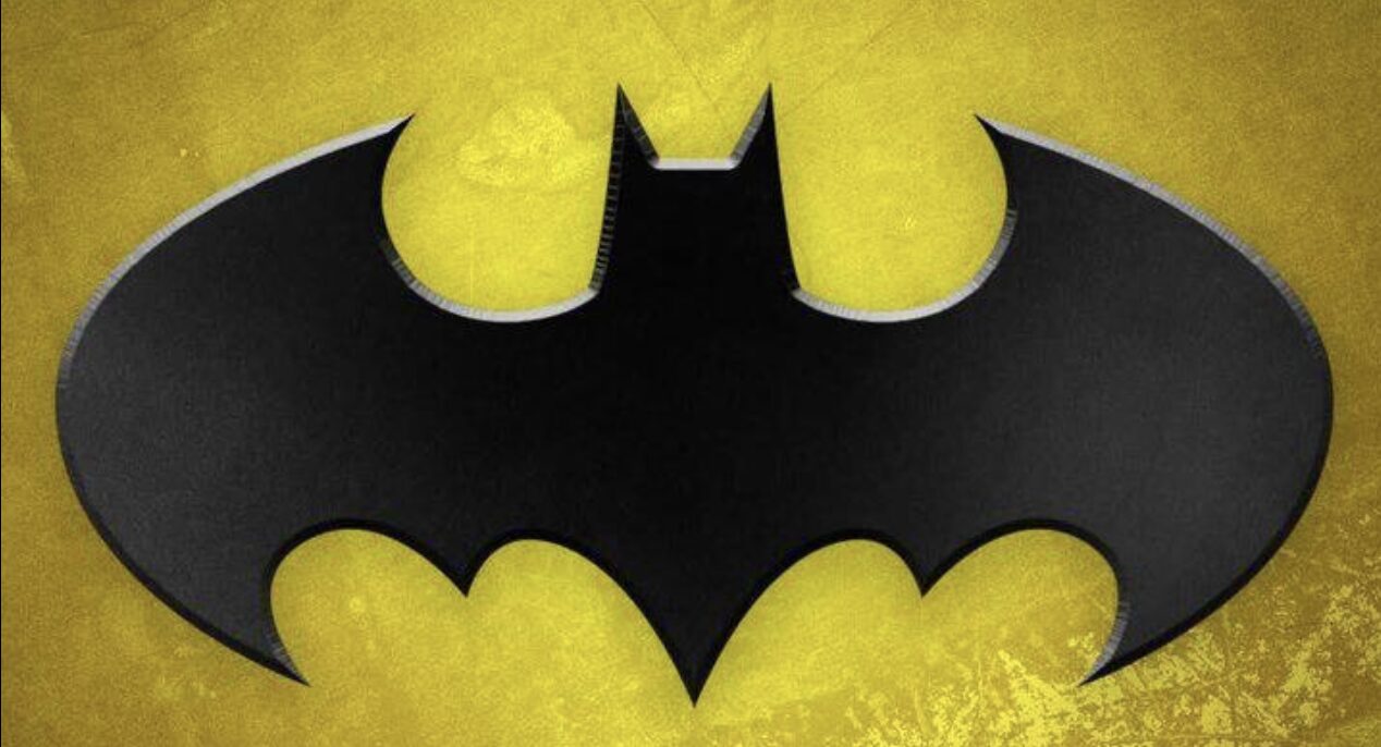 バットマンのバットロゴ。黄色背景に黒いシルエットで描かれた、映画やコミックでおなじみの象徴的エンブレム