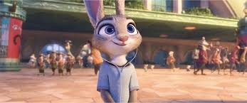 映画『ズートピア』のワンシーン。警察官になったばかりのジュディ・ホップスがズートピアの街で前を見つめて立っている場面