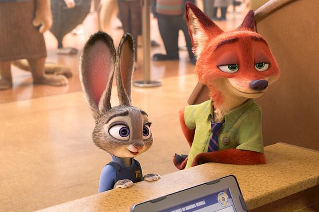 映画『ズートピア』のワンシーン。役所の窓口でジュディ・ホップスとニック・ワイルドが並んで手続きを待っている場面